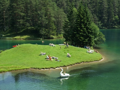 Naturresort Schloss Fernsteinsee Liegewiese 