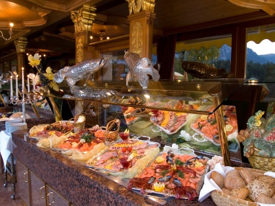 Naturresort Schloss Fernsteinsee reichhaltiges Frühstücksbuffet