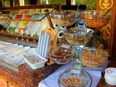 Naturresort Schloss Fernsteinsee reichhaltiges Frühstücksbuffet